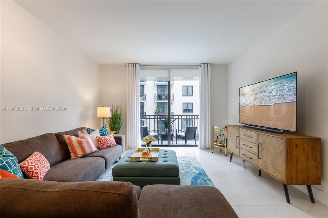 Active With Contract: $3,650 (1 beds, 1 baths, 703 Square Feet)