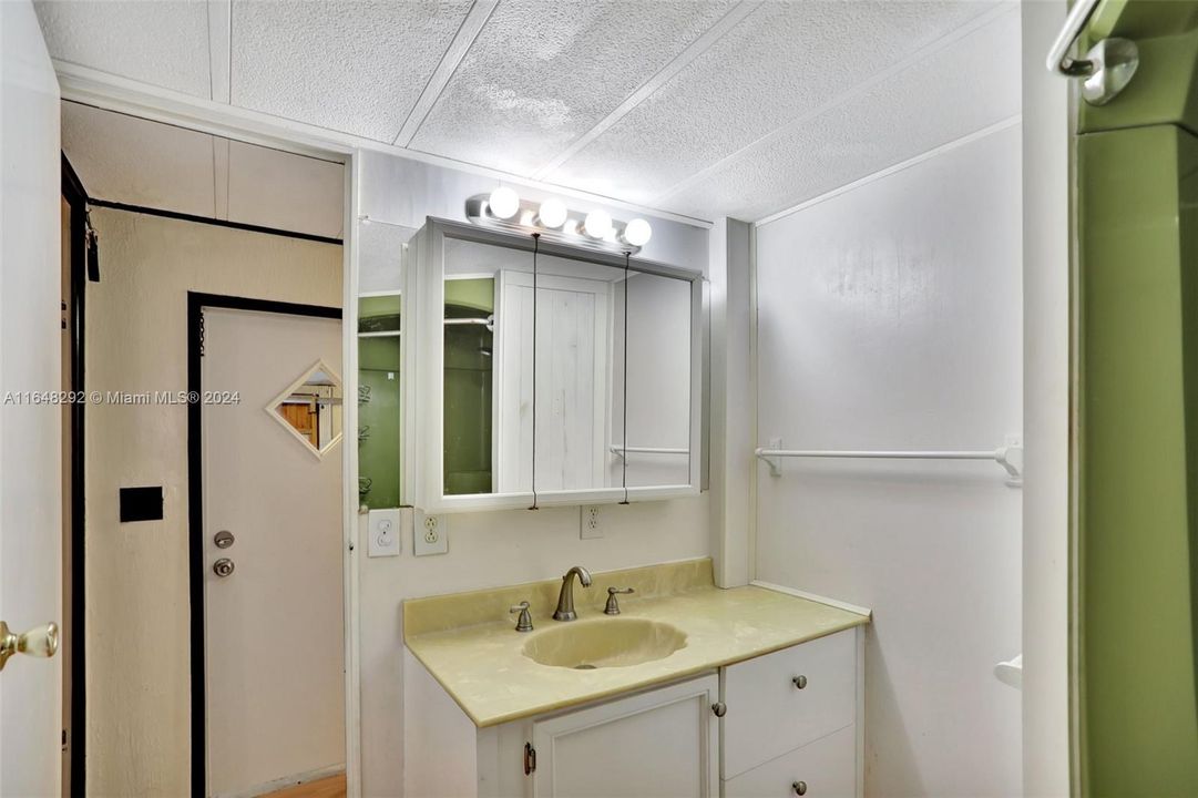 Active With Contract: $165,000 (2 beds, 1 baths, 732 Square Feet)