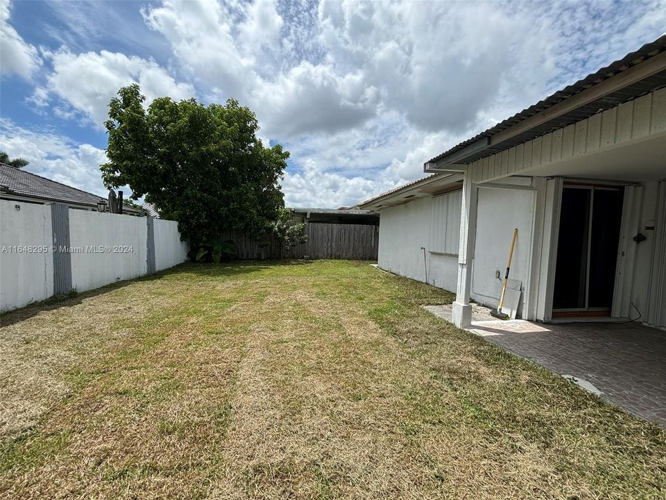 Active With Contract: $3,900 (4 beds, 2 baths, 1909 Square Feet)