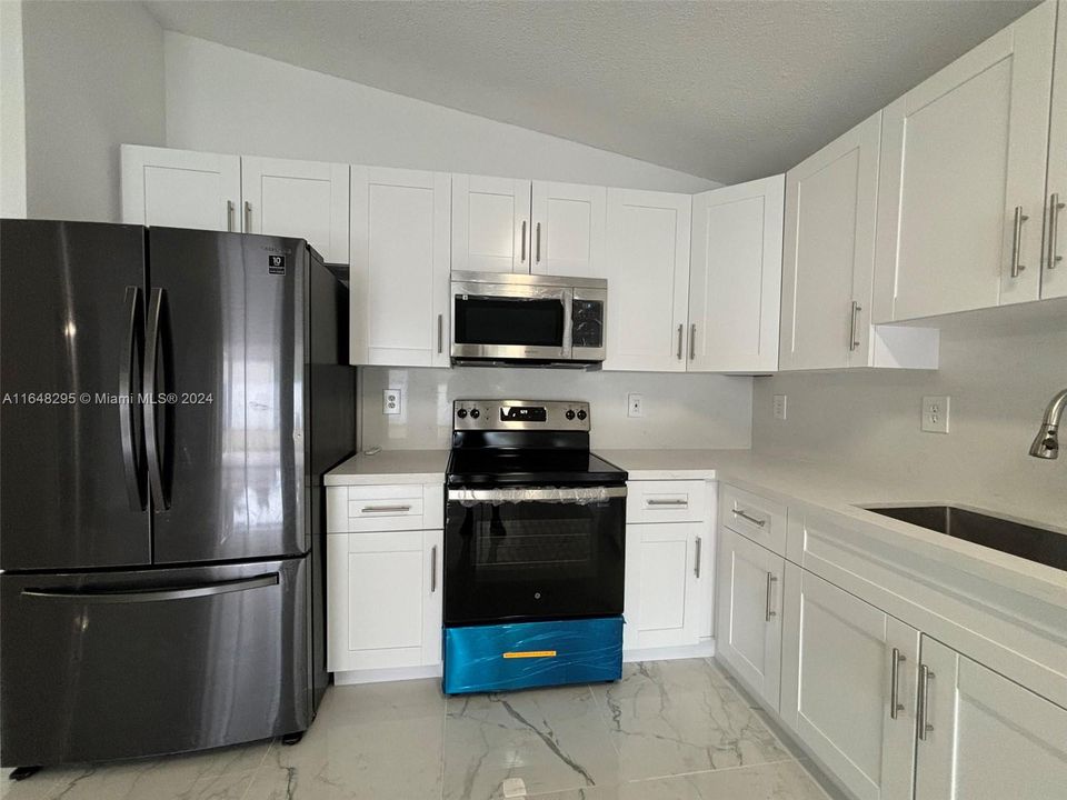 Active With Contract: $3,900 (4 beds, 2 baths, 1909 Square Feet)