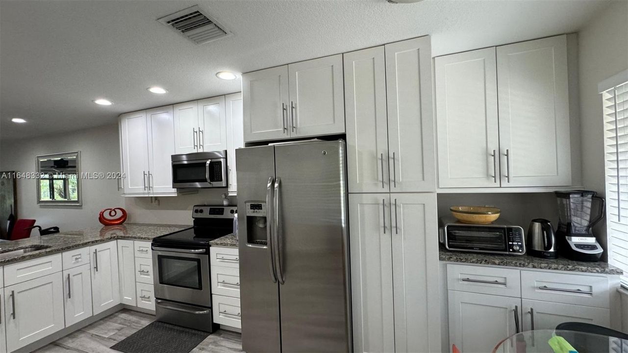 Active With Contract: $2,550 (2 beds, 2 baths, 1048 Square Feet)