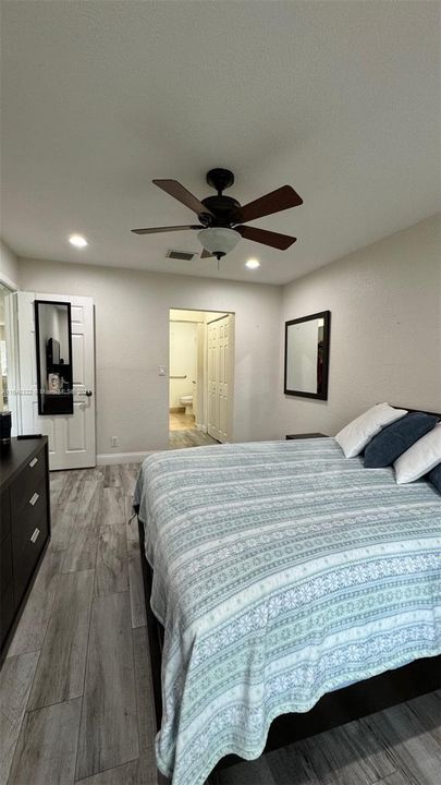 Active With Contract: $2,550 (2 beds, 2 baths, 1048 Square Feet)