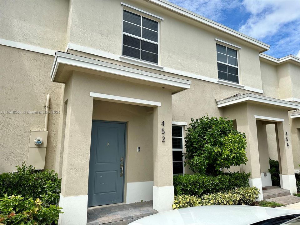 Active With Contract: $2,350 (2 beds, 2 baths, 1208 Square Feet)