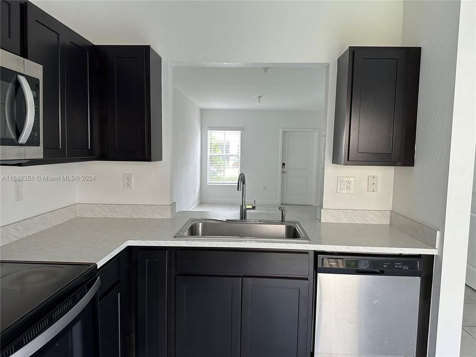 Active With Contract: $2,350 (2 beds, 2 baths, 1208 Square Feet)