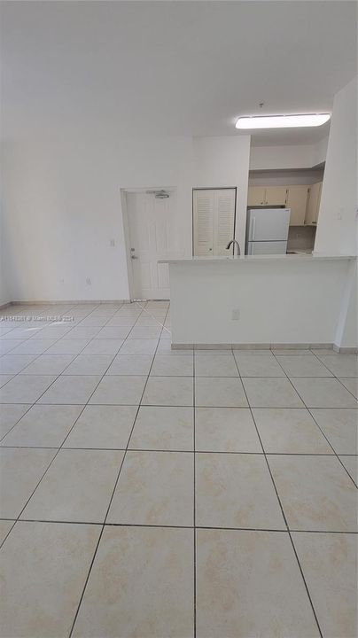 Active With Contract: $2,100 (1 beds, 1 baths, 650 Square Feet)