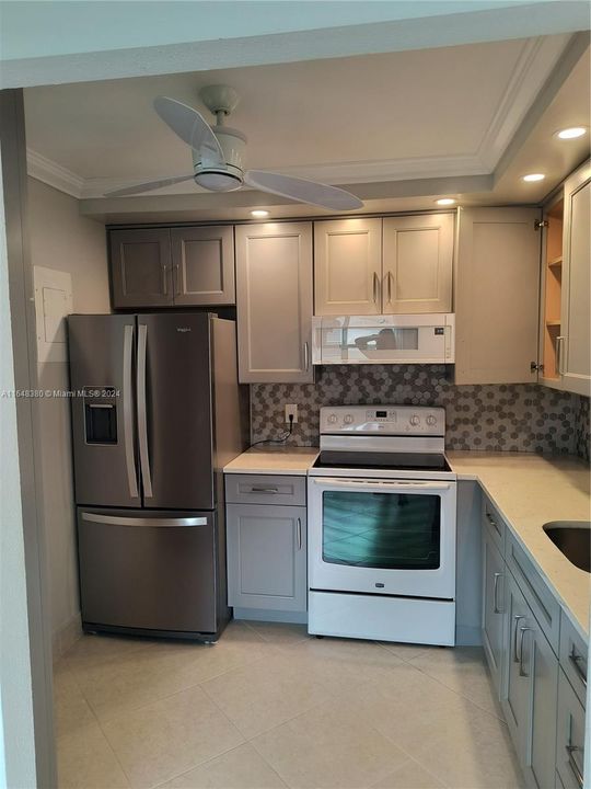 For Sale: $119,000 (1 beds, 1 baths, 720 Square Feet)