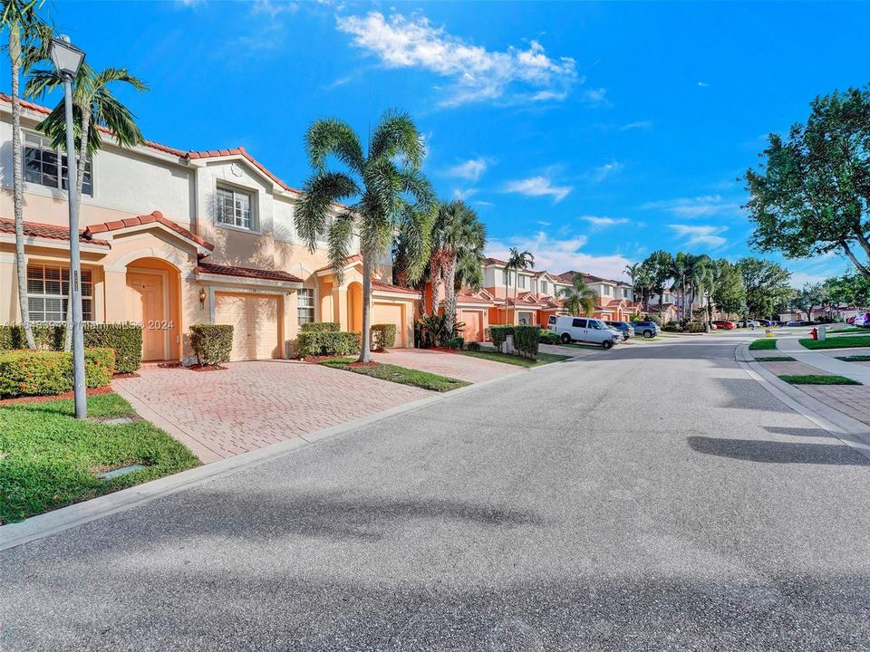 Active With Contract: $2,600 (3 beds, 2 baths, 1404 Square Feet)