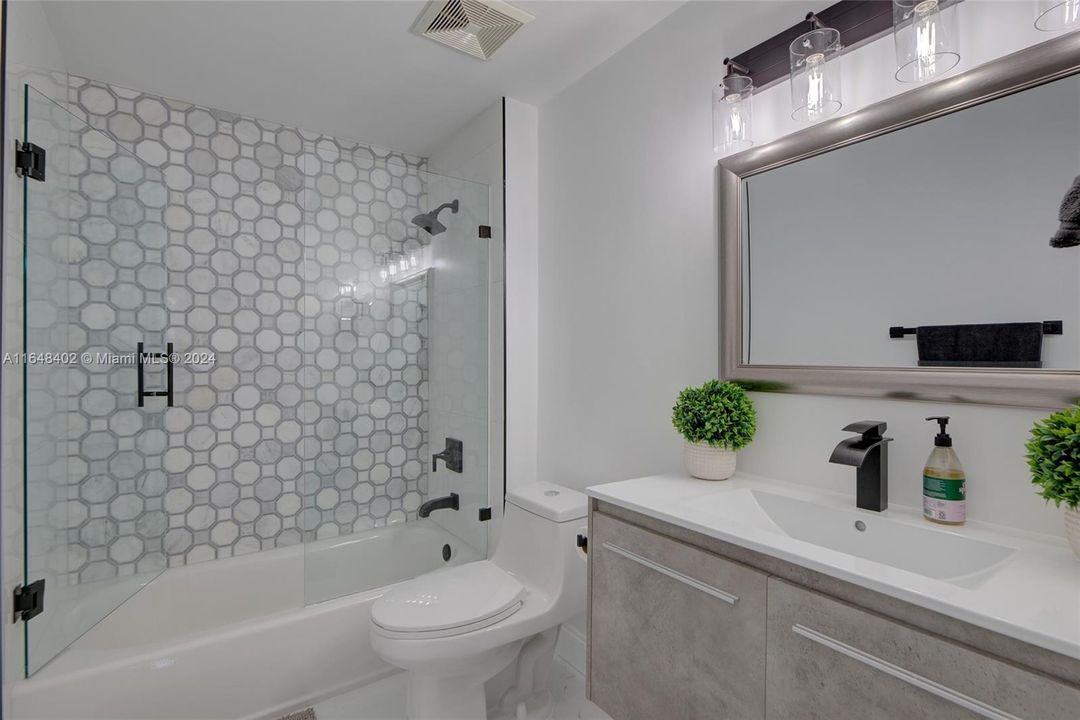 Active With Contract: $3,600 (2 beds, 2 baths, 1251 Square Feet)