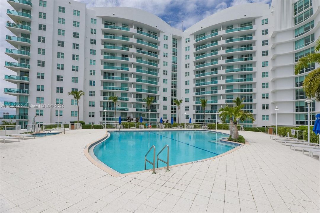 Active With Contract: $3,600 (2 beds, 2 baths, 1251 Square Feet)