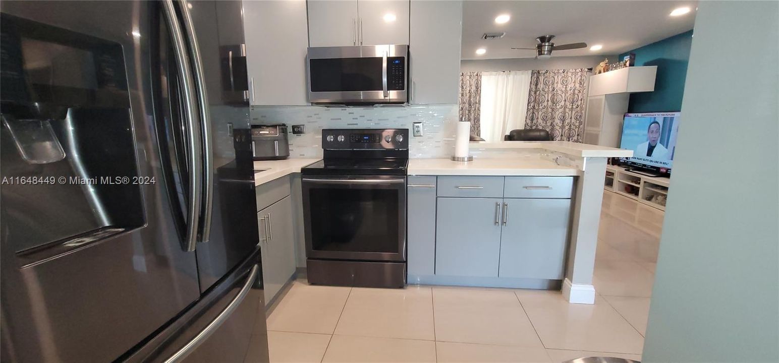 Active With Contract: $2,600 (2 beds, 1 baths, 928 Square Feet)