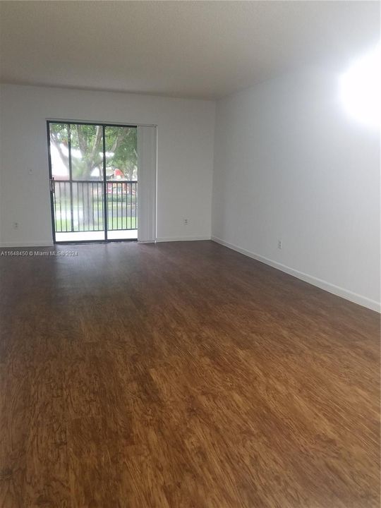 Active With Contract: $2,000 (2 beds, 2 baths, 800 Square Feet)