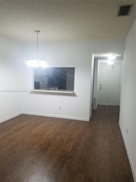 Active With Contract: $2,000 (2 beds, 2 baths, 800 Square Feet)