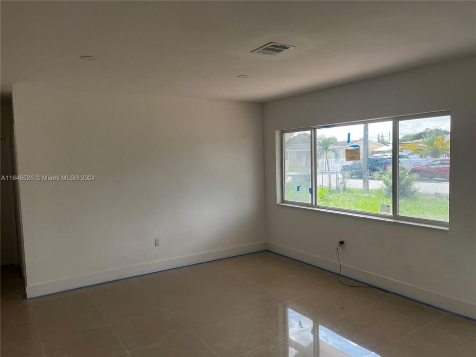 Activo con contrato: $525,000 (4 camas, 2 baños, 1524 Pies cuadrados)