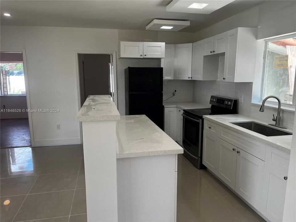 Activo con contrato: $525,000 (4 camas, 2 baños, 1524 Pies cuadrados)