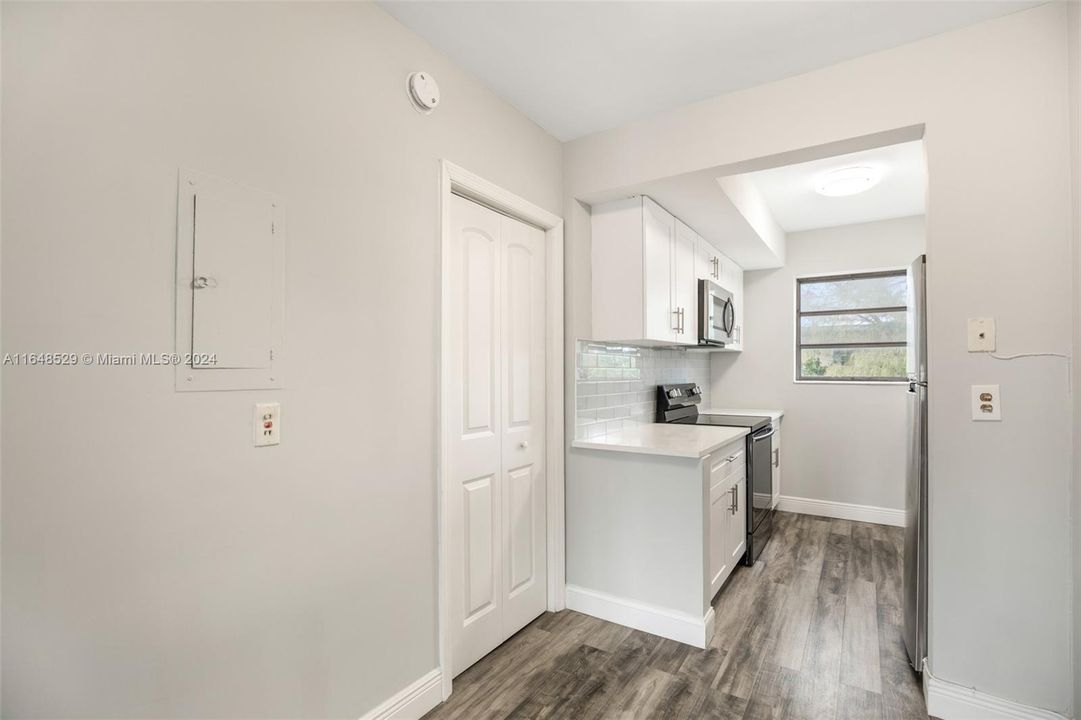 Active With Contract: $1,575 (0 beds, 1 baths, 399 Square Feet)