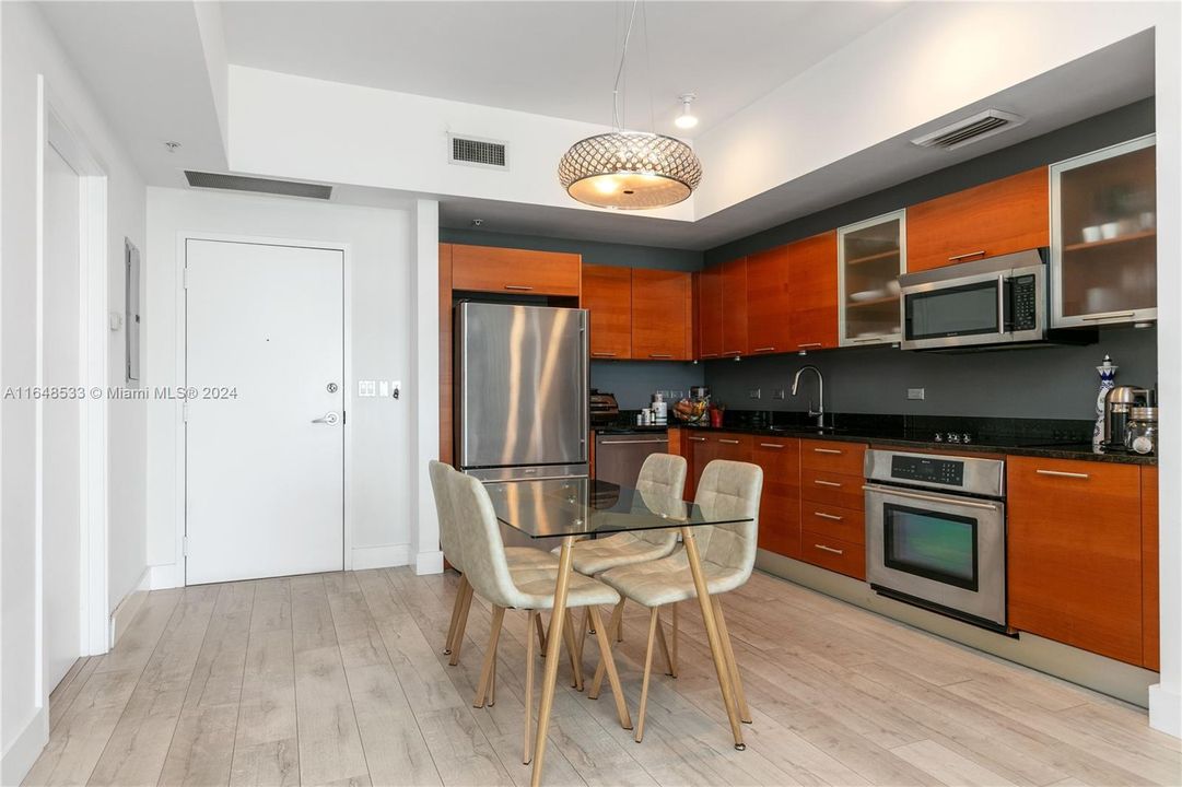 For Sale: $465,000 (1 beds, 1 baths, 735 Square Feet)