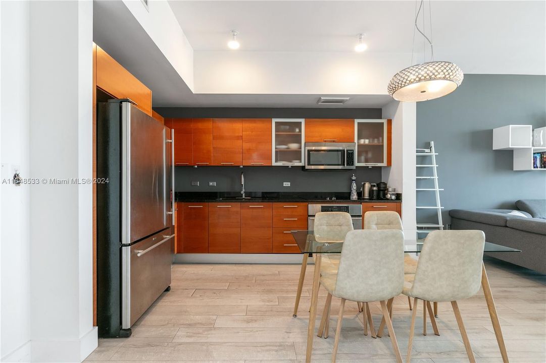 For Sale: $465,000 (1 beds, 1 baths, 735 Square Feet)