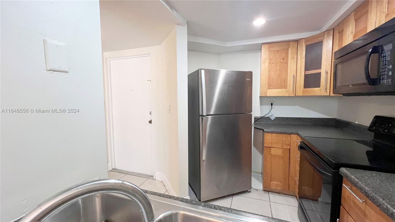 For Rent: $1,999 (2 beds, 1 baths, 828 Square Feet)