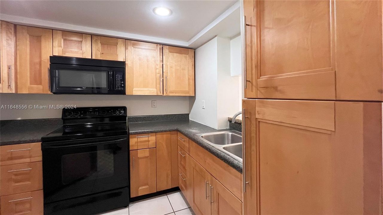 For Rent: $1,999 (2 beds, 1 baths, 828 Square Feet)