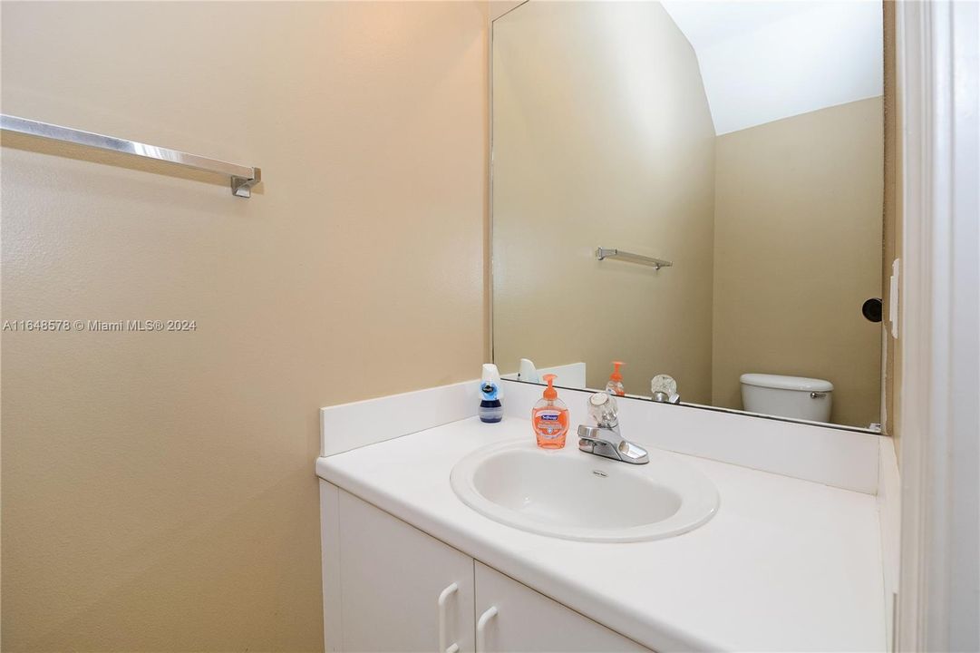 For Rent: $2,850 (2 beds, 2 baths, 1131 Square Feet)