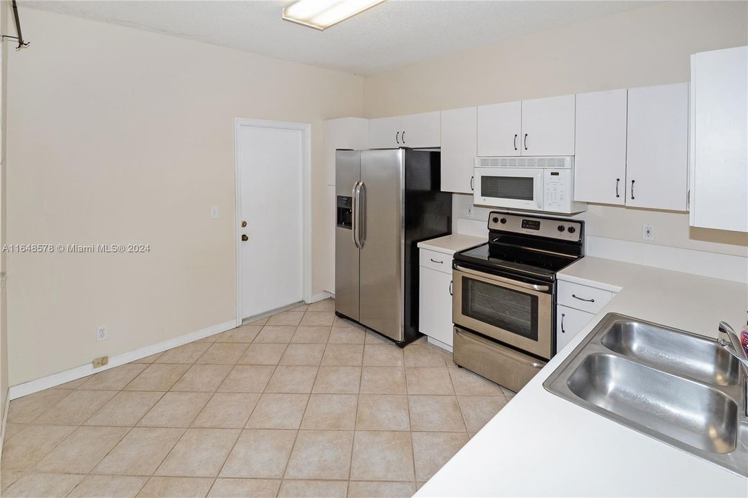 For Rent: $2,850 (2 beds, 2 baths, 1131 Square Feet)