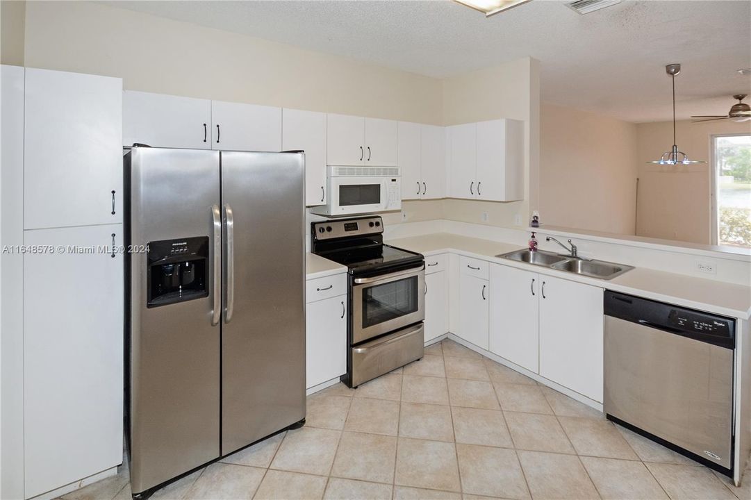 For Rent: $2,850 (2 beds, 2 baths, 1131 Square Feet)