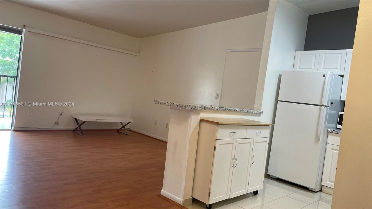 Active With Contract: $2,000 (2 beds, 2 baths, 870 Square Feet)