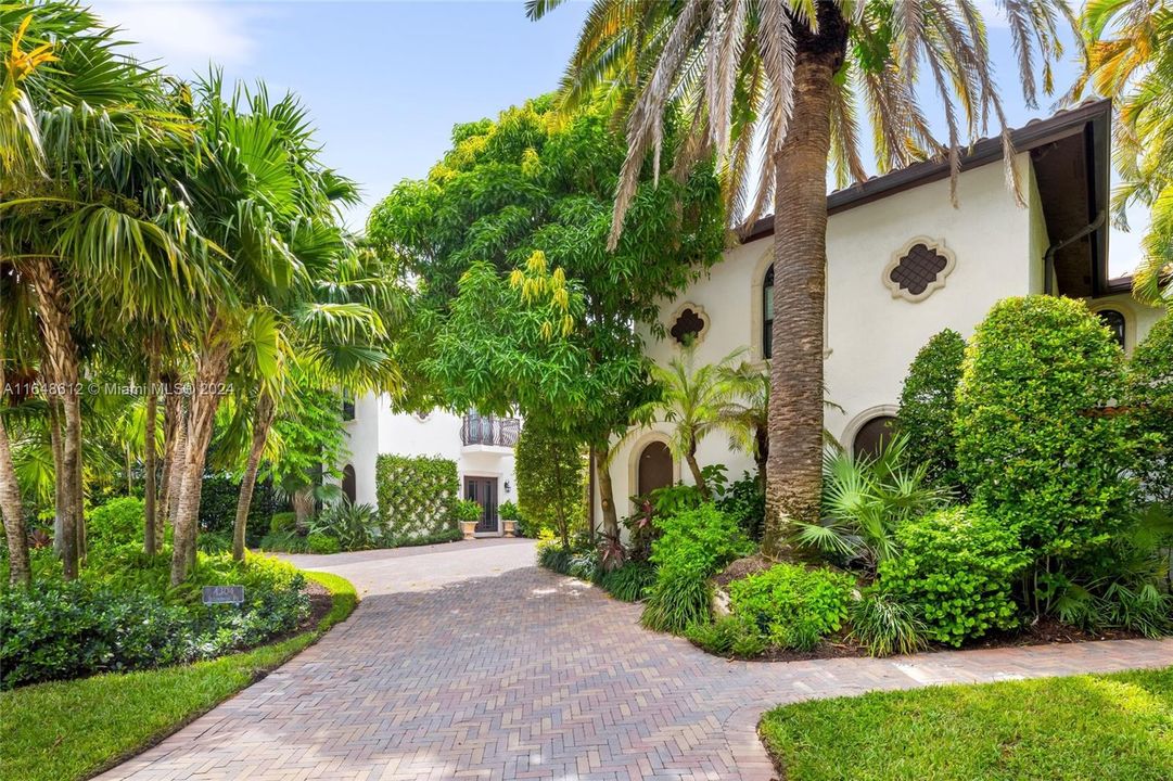 Recently Sold: $4,850,000 (6 beds, 5 baths, 4267 Square Feet)