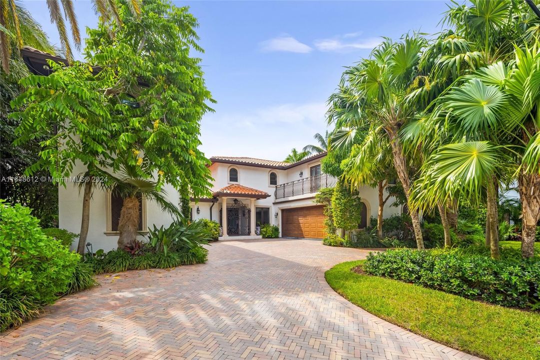 Recently Sold: $4,850,000 (6 beds, 5 baths, 4267 Square Feet)