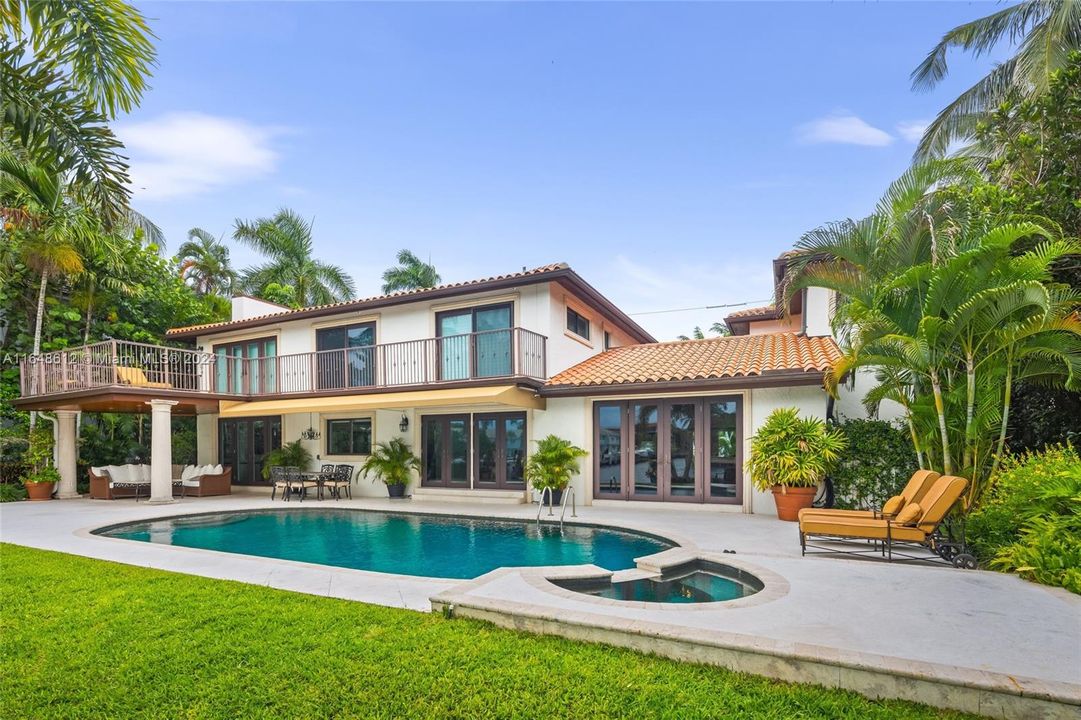 Recently Sold: $4,850,000 (6 beds, 5 baths, 4267 Square Feet)