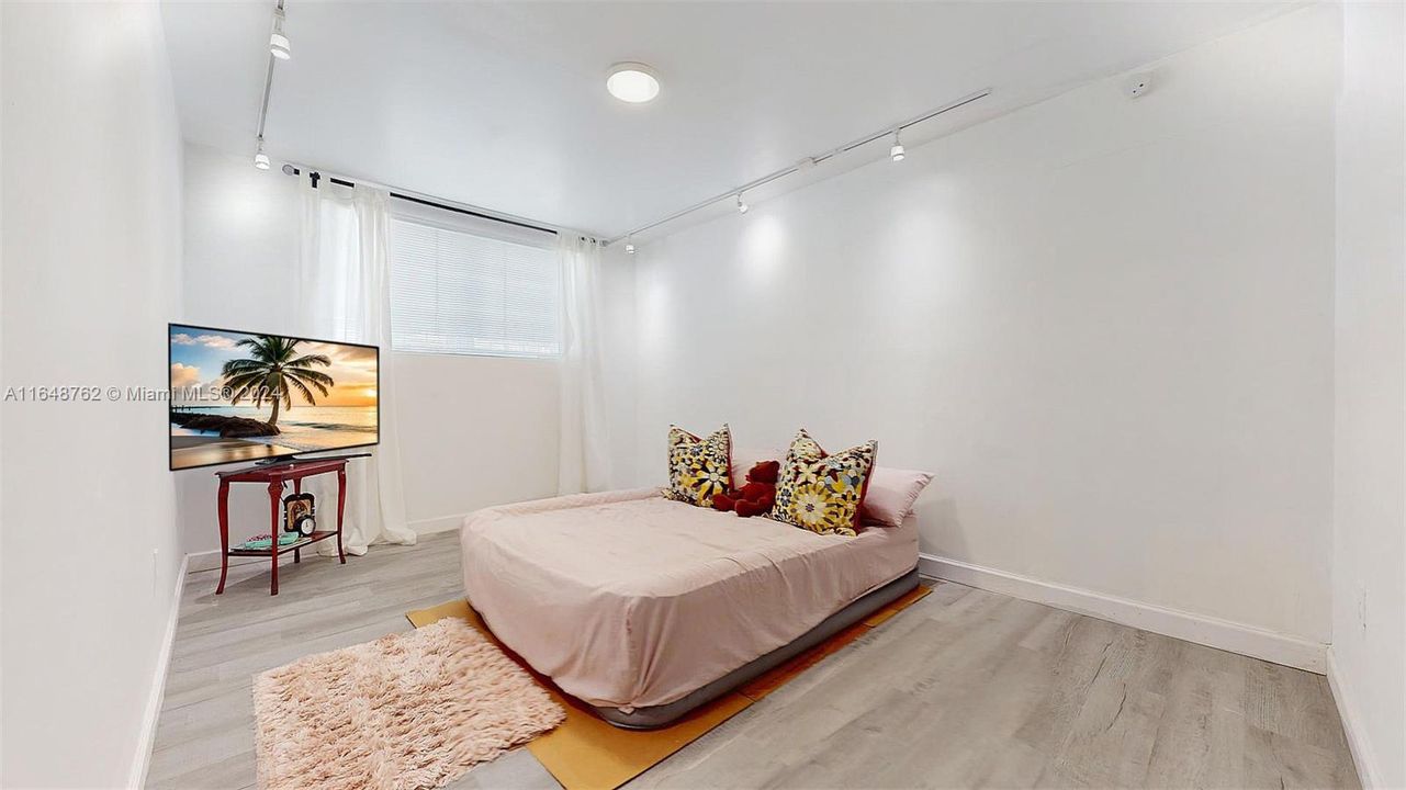 For Sale: $515,050 (2 beds, 2 baths, 910 Square Feet)