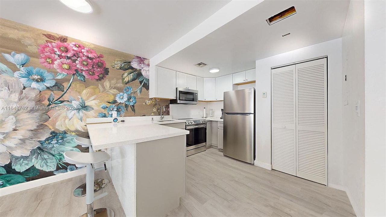 For Sale: $515,050 (2 beds, 2 baths, 910 Square Feet)