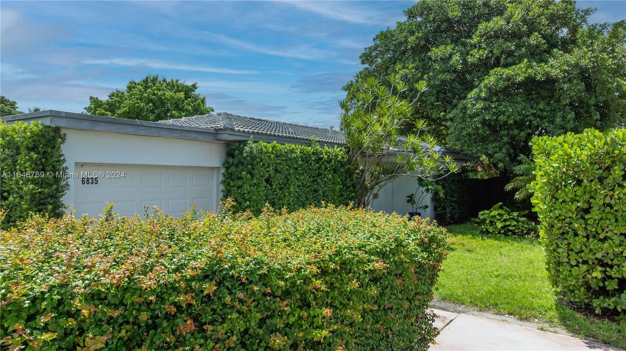 Active With Contract: $1,100,000 (2 beds, 3 baths, 1500 Square Feet)