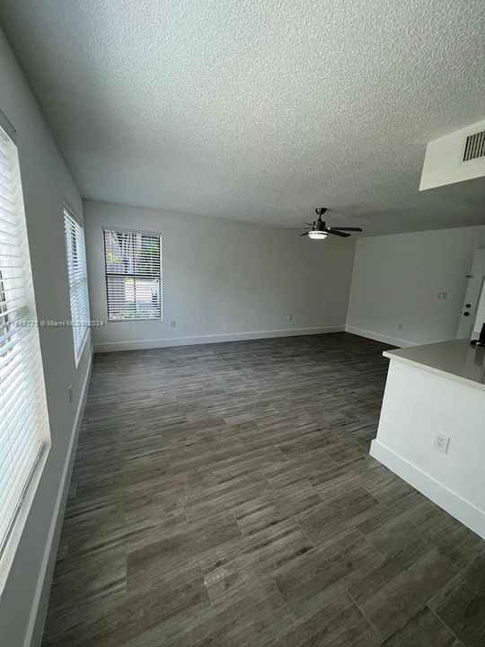 Active With Contract: $2,000 (1 beds, 1 baths, 651 Square Feet)