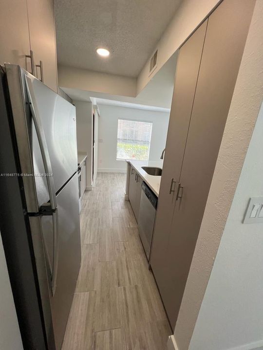 Active With Contract: $2,000 (1 beds, 1 baths, 651 Square Feet)