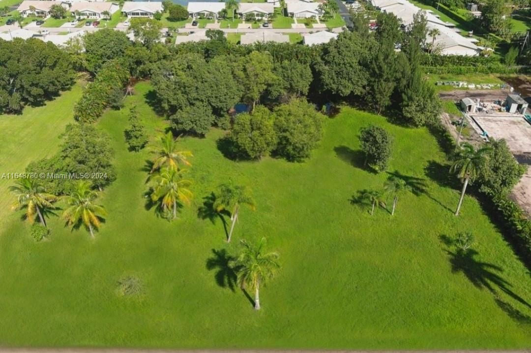 En Venta: $1,050,000 (1.98 acres)