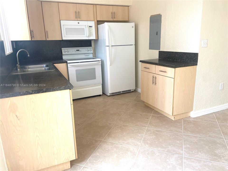 Active With Contract: $2,350 (3 beds, 2 baths, 970 Square Feet)