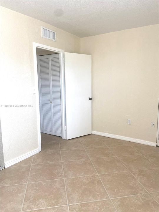 Active With Contract: $2,350 (3 beds, 2 baths, 970 Square Feet)