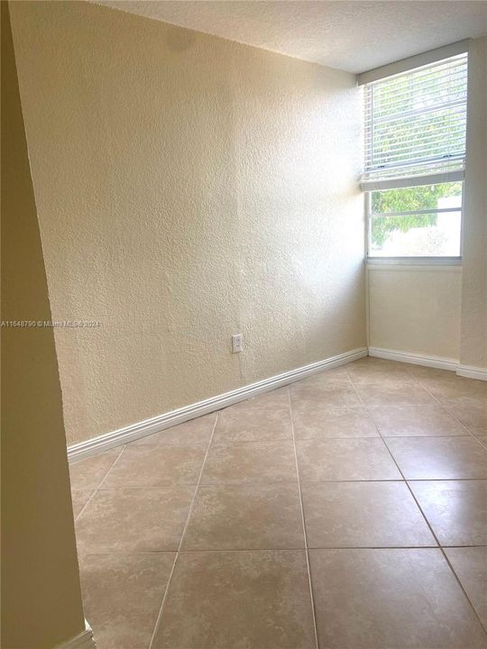 Active With Contract: $2,350 (3 beds, 2 baths, 970 Square Feet)