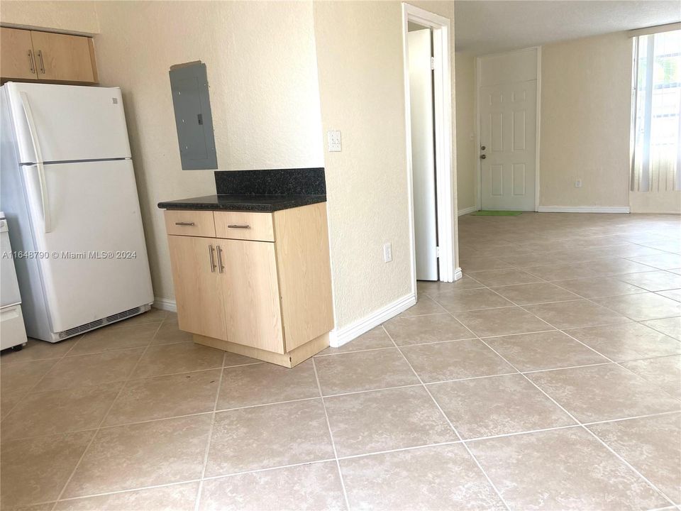 Active With Contract: $2,350 (3 beds, 2 baths, 970 Square Feet)