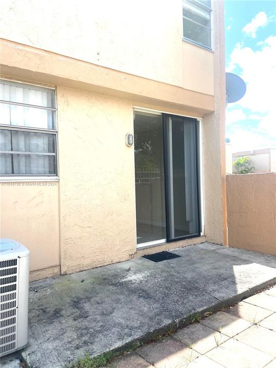 Active With Contract: $2,350 (3 beds, 2 baths, 970 Square Feet)