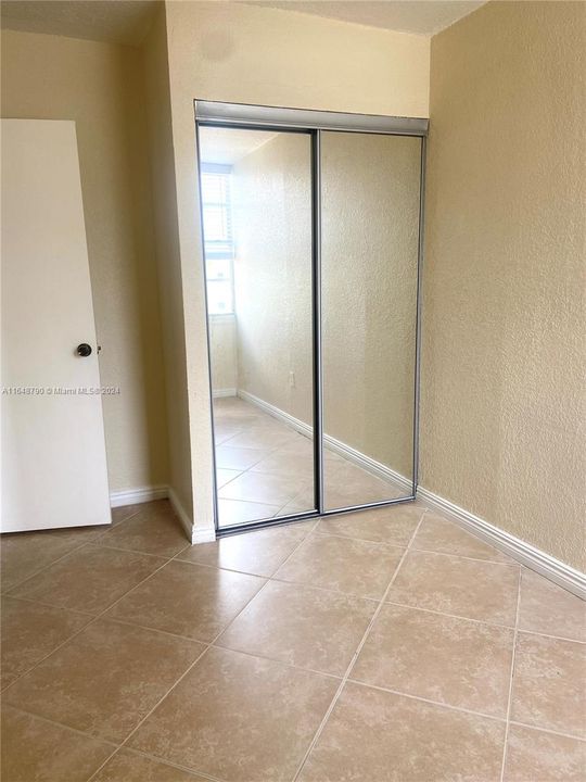 Active With Contract: $2,350 (3 beds, 2 baths, 970 Square Feet)