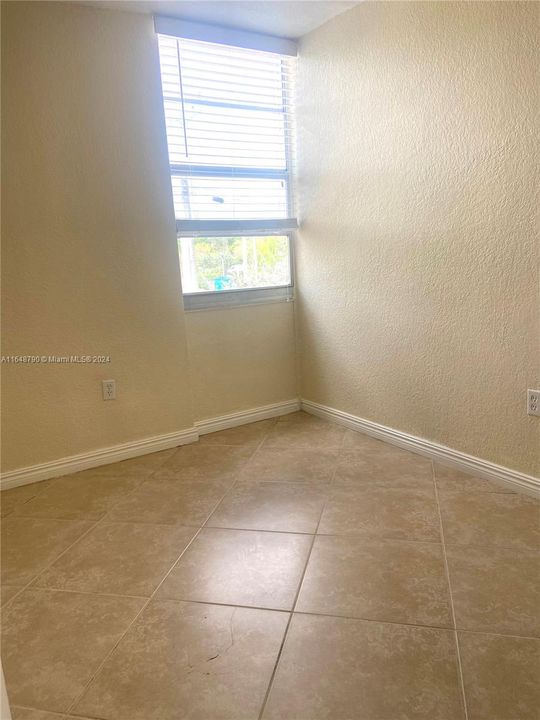 Active With Contract: $2,350 (3 beds, 2 baths, 970 Square Feet)