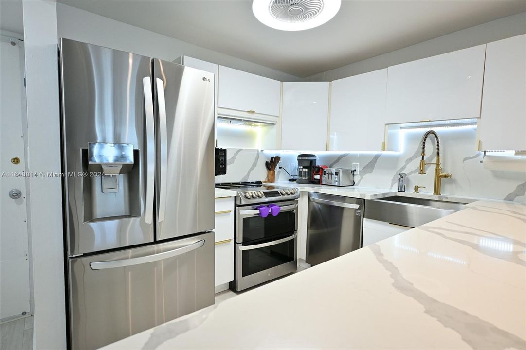 For Sale: $574,900 (1 beds, 1 baths, 655 Square Feet)