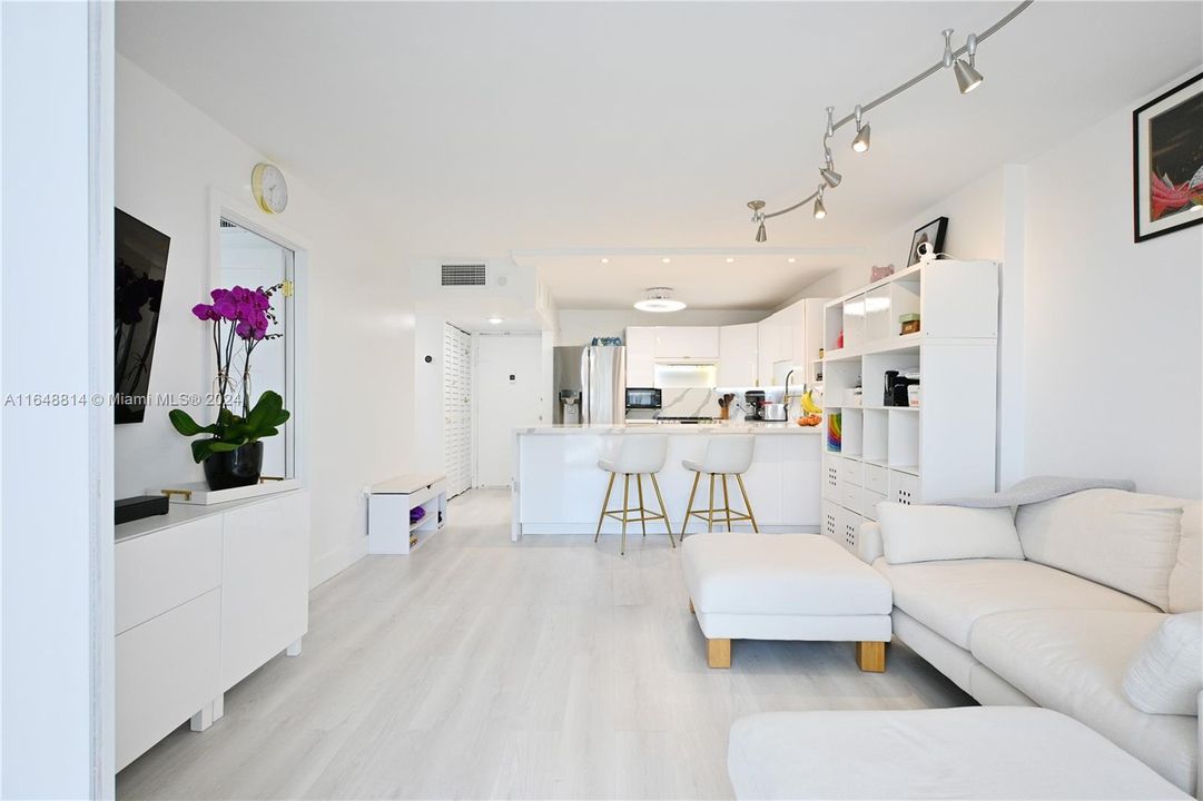 For Sale: $574,900 (1 beds, 1 baths, 655 Square Feet)