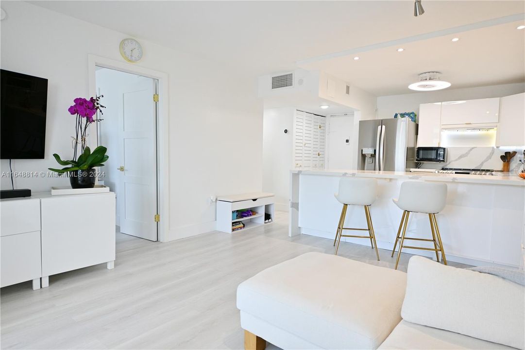 For Sale: $574,900 (1 beds, 1 baths, 655 Square Feet)