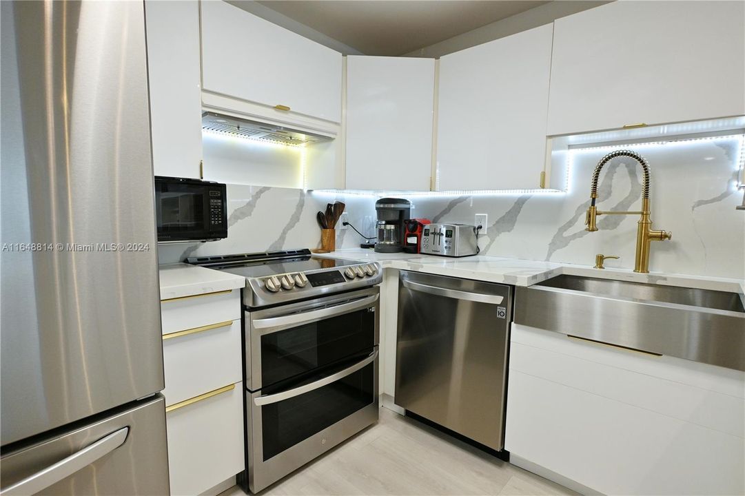 For Sale: $574,900 (1 beds, 1 baths, 655 Square Feet)