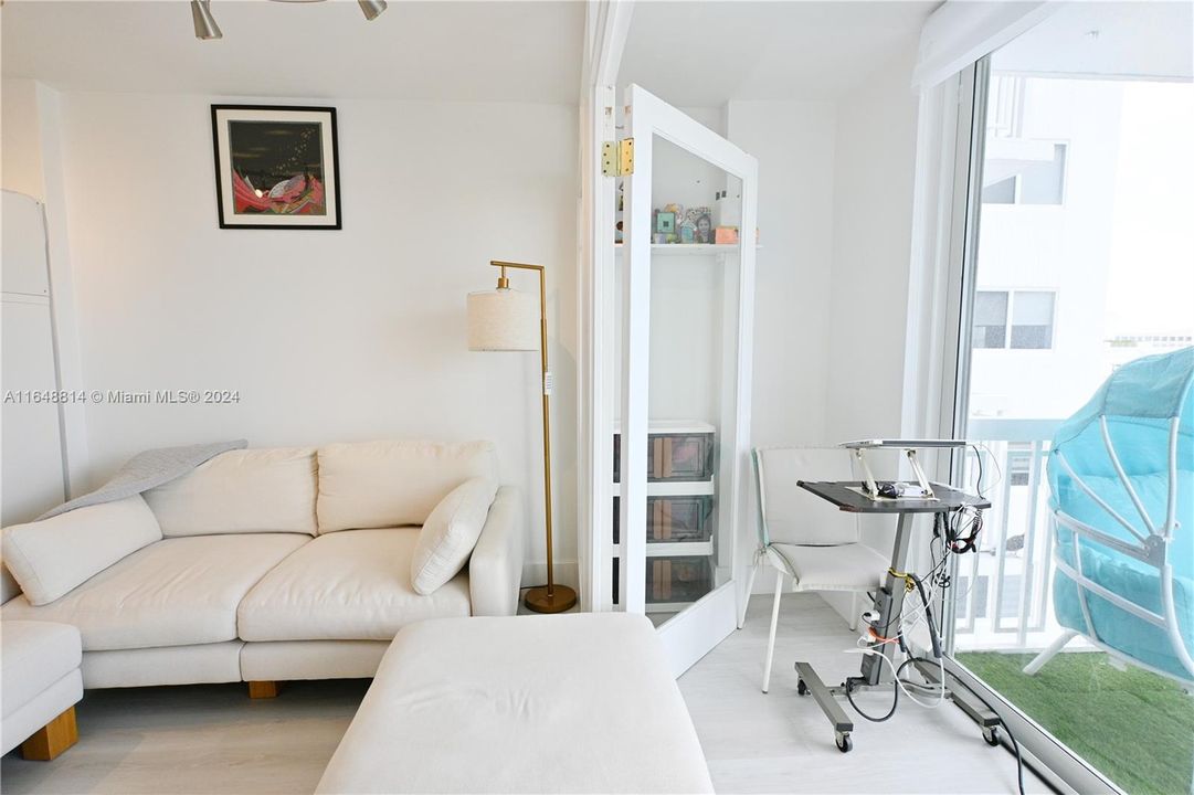 For Sale: $574,900 (1 beds, 1 baths, 655 Square Feet)