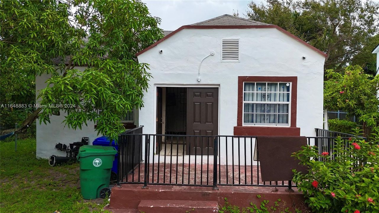 For Sale: $889,000 (3 beds, 1 baths, 1965 Square Feet)