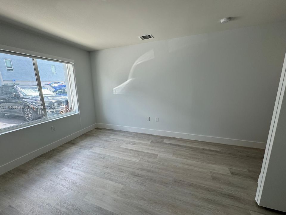 Recently Rented: $3,200 (3 beds, 2 baths, 1376 Square Feet)